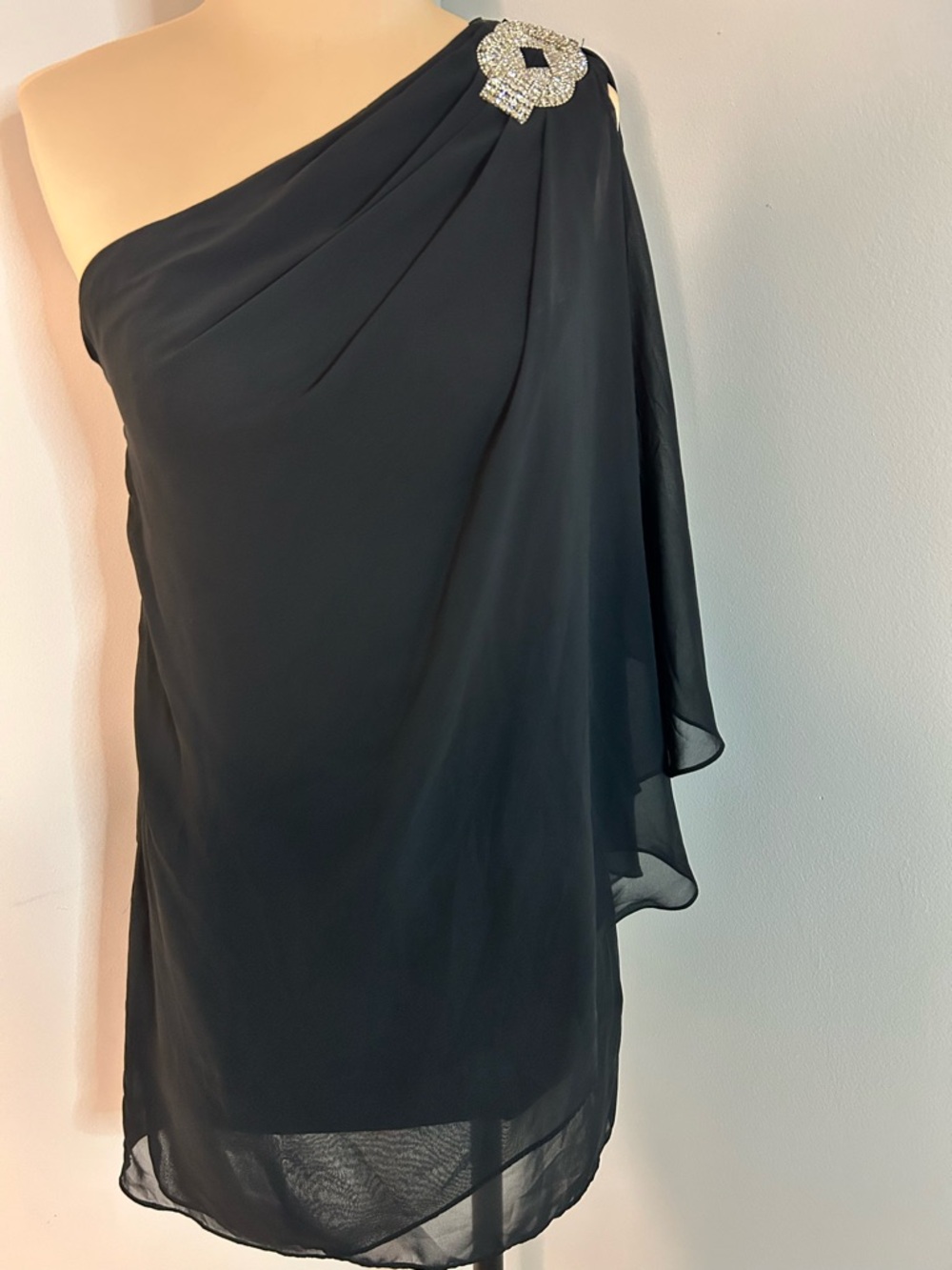 Xscape Black One-Shoulder Chiffon Evening cocktail Dress with Rhinestone Brooch - Picture 3 of 11